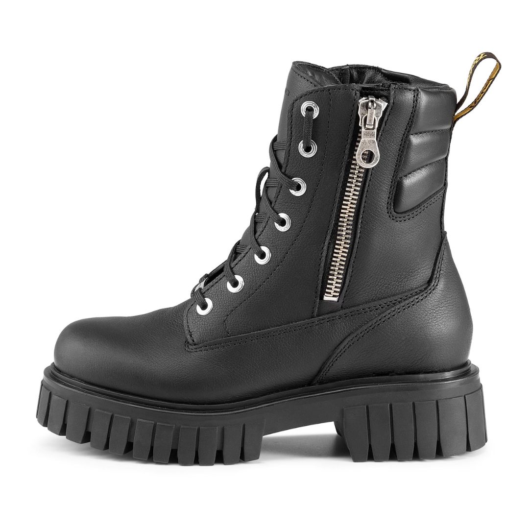 Polnozrnato usnje na škornjih Forma Rebel Dry – detajl materiala