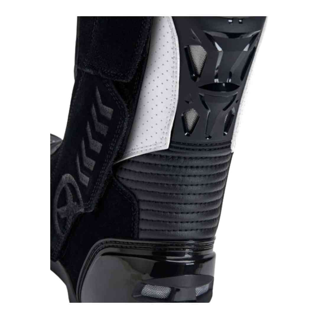 Detalj stražnjeg dijela s rastezljivim panelima i ventilacijom