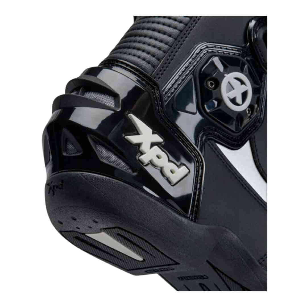 Detalj pete i zaštite gležnja XPd trkaćih čizama