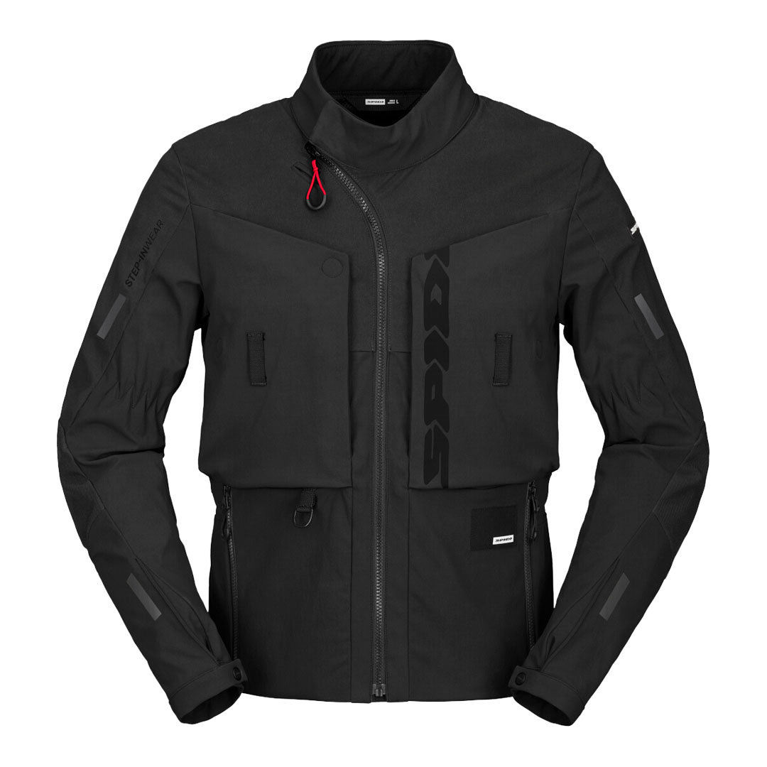 Črna Spidi motoristična jakna, pogled od spredaj, minimalističen dizajn z vodoodpornim materialom in diskretnimi reflektivnimi elementi.