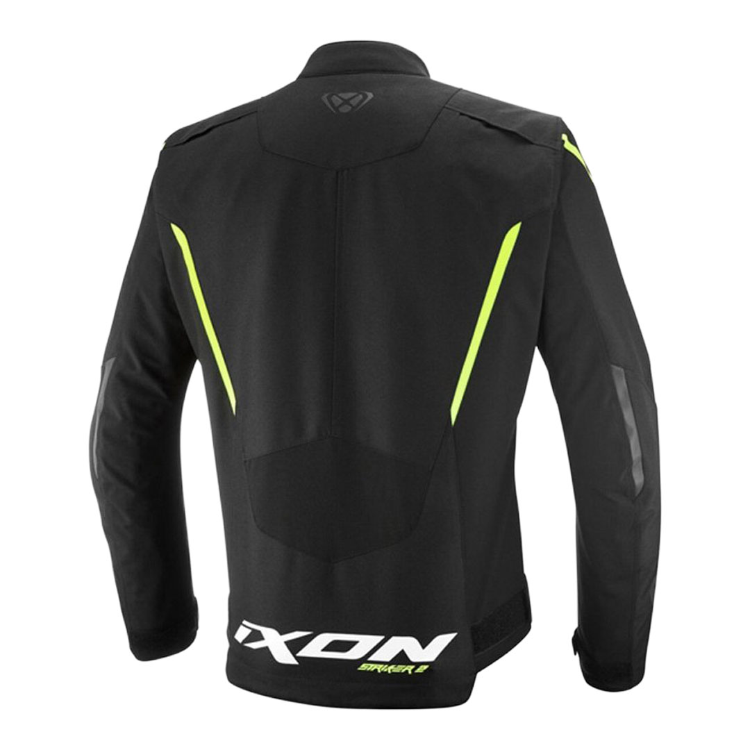 Sprednji pogled IXON Striker 2 motoristične jakne črne barve z rumenimi poudarki