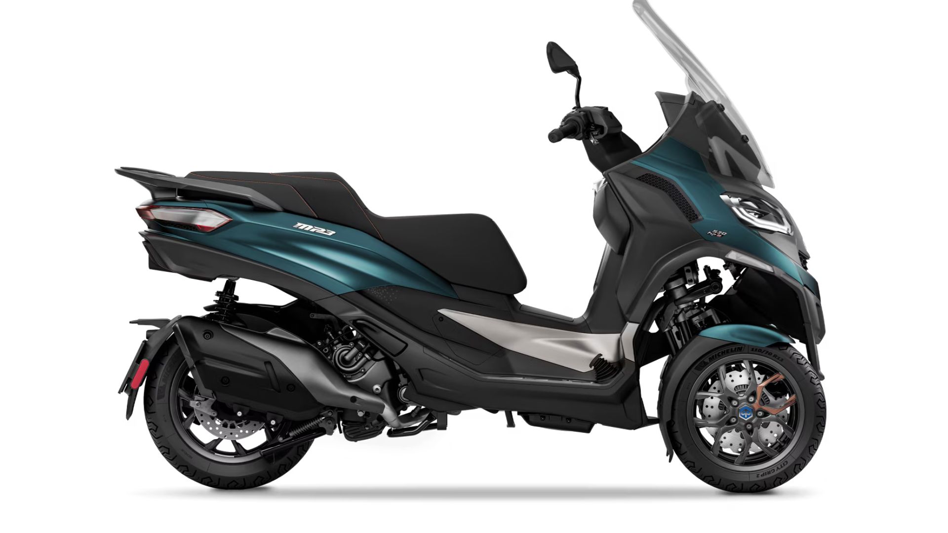 Piaggio MP3 530 HPE trikolesni skuter stranski pogled na belem ozadju