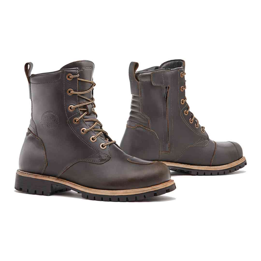 Rjavi motoristični škornji Forma Legacy na asfaltni podlagi