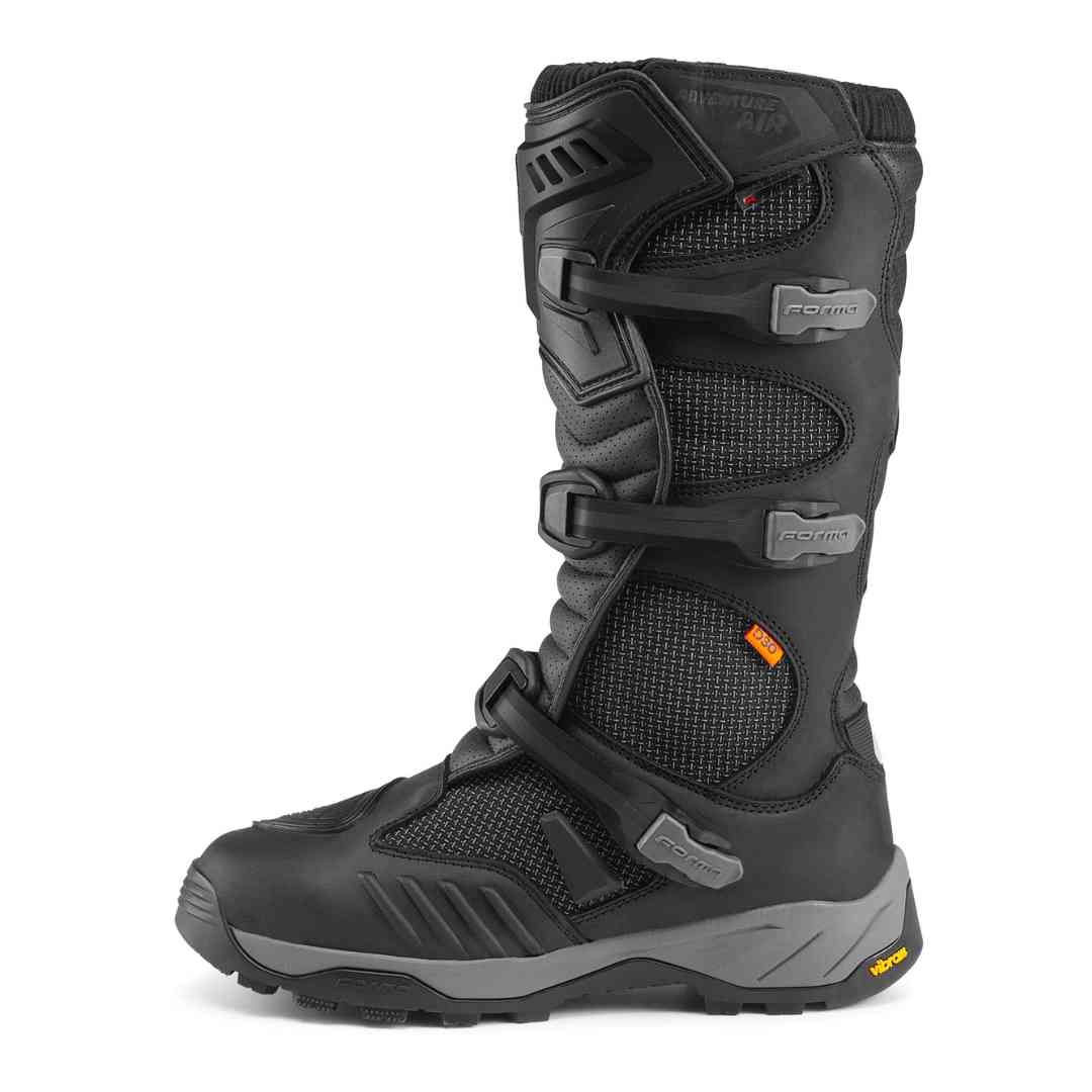 Bočni pogled na motociklističku čizmu Forma Adventure Air Dry s podesivim kopčama i D3O zaštitom gležnja.