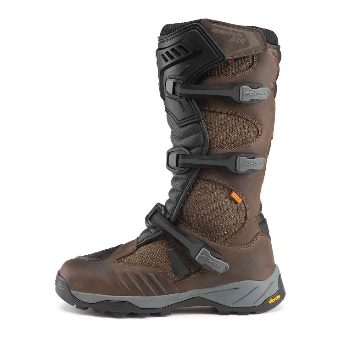 Bočni pogled na Forma Adventure Air Dry čizme s vidljivim kopčama, D3O zaštitom i Vibram potplatom.