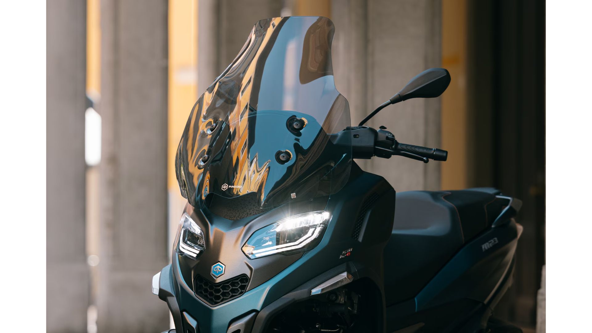 Sprednji pogled Piaggio MP3 530 HPE z dvema sprednjima kolesoma in LED žarometi