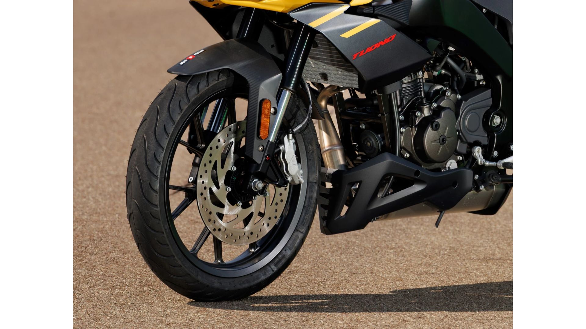 Sprednji del motocikla Aprilia Tuono 125 – detajl prednjega kolesa, zavornega diska in športnega oklepa
