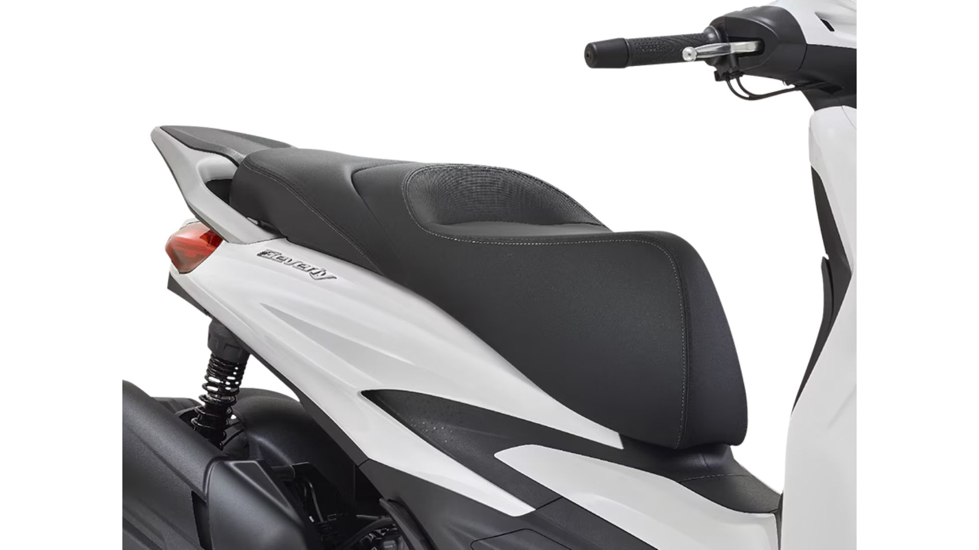 Sprednji pogled na Piaggio Beverly 400 z LED osvetlitvijo