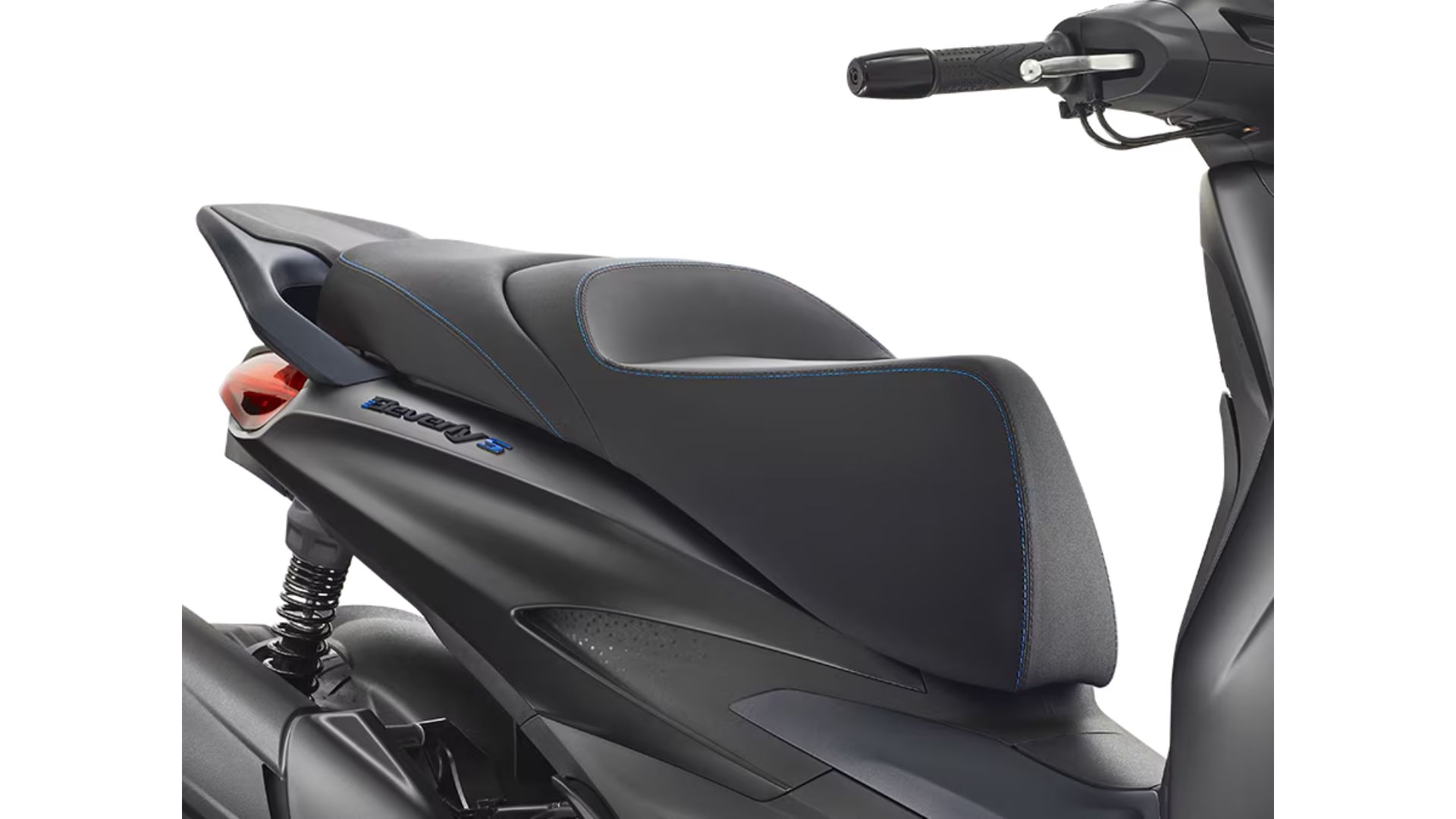 VErgonomsko oblikovan sedež Piaggio Beverly S 400 z modrimi kontrastnimi šivi