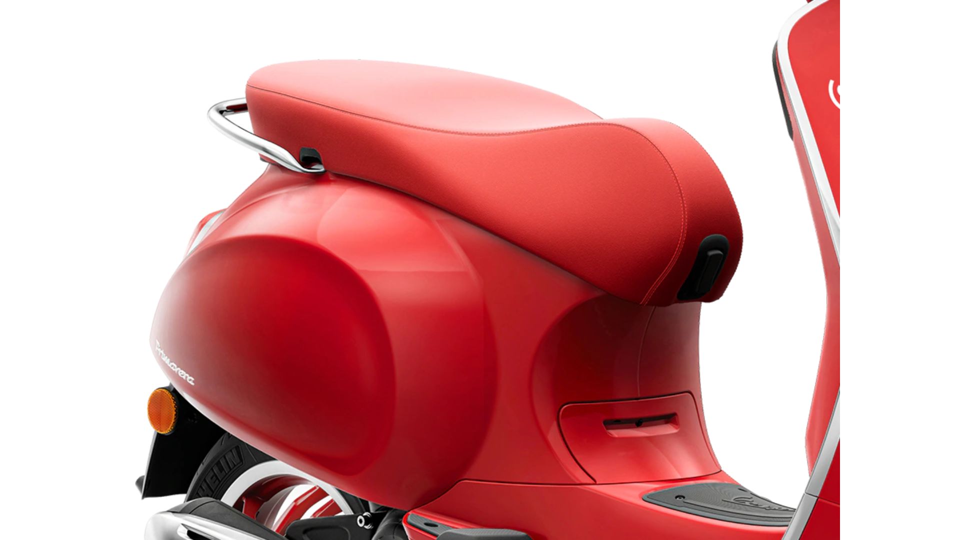 Rdeča platišča in sedež Vespa Primavera RED 50Vespa Primavera RED 50 med vožnjo po mestu