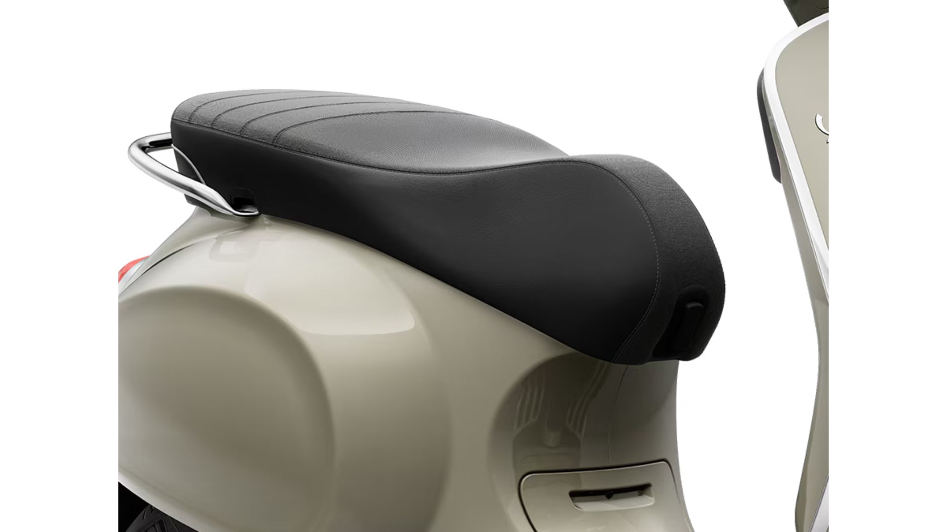 Elegantna bočna silhueta modela Vespa Primavera 50