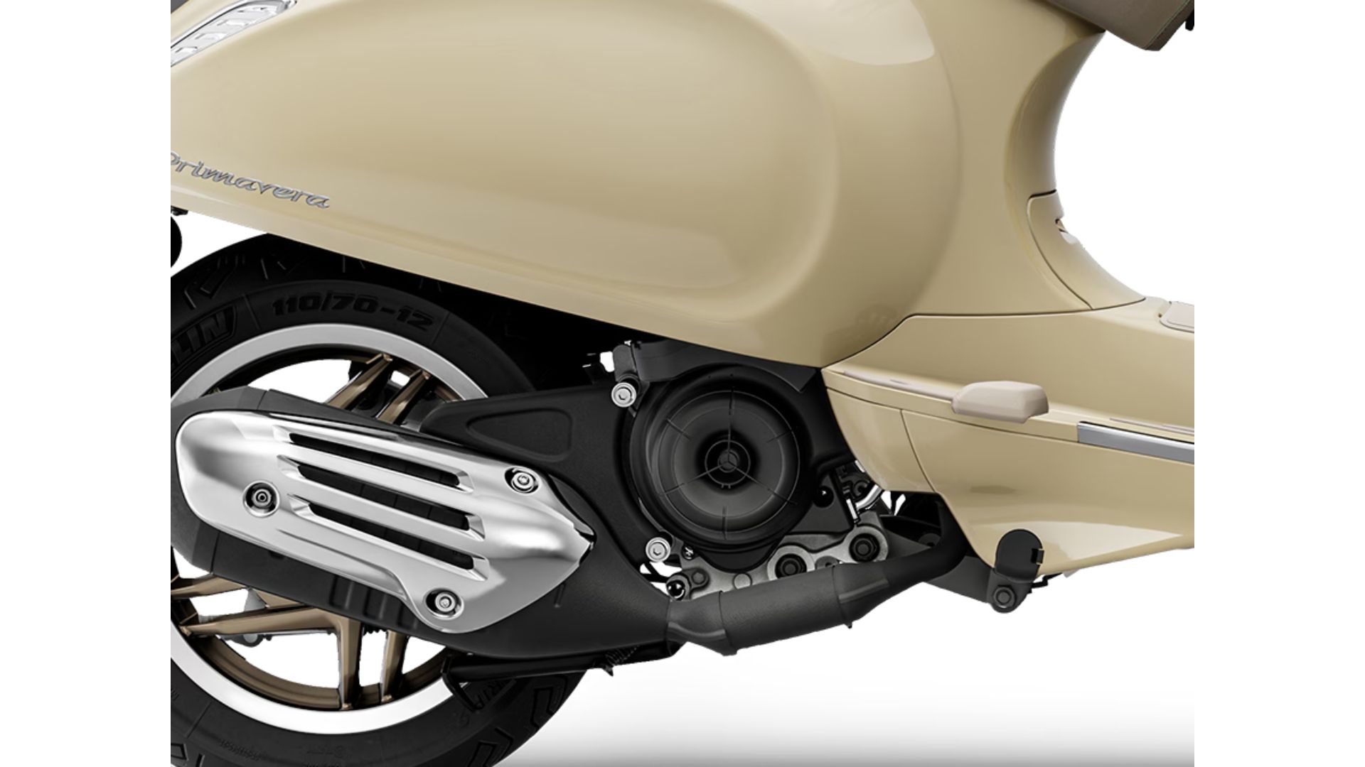 Vespa Primavera S 50 med vožnjo po mestnih ulicah