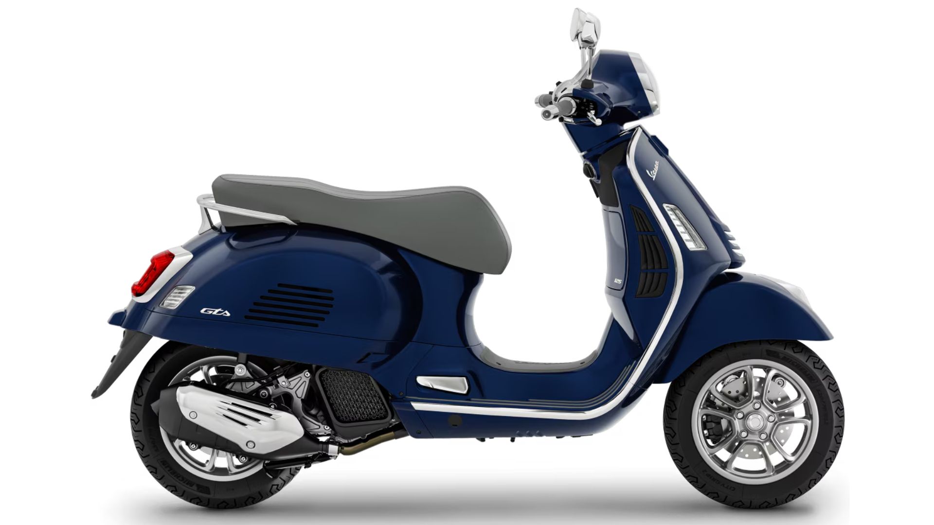 Stranski pogled na skuter Vespa v modri barvi, ki prikazuje eleganten dizajn z udobnim sedežem in modernimi kolesi z litimi platišči.