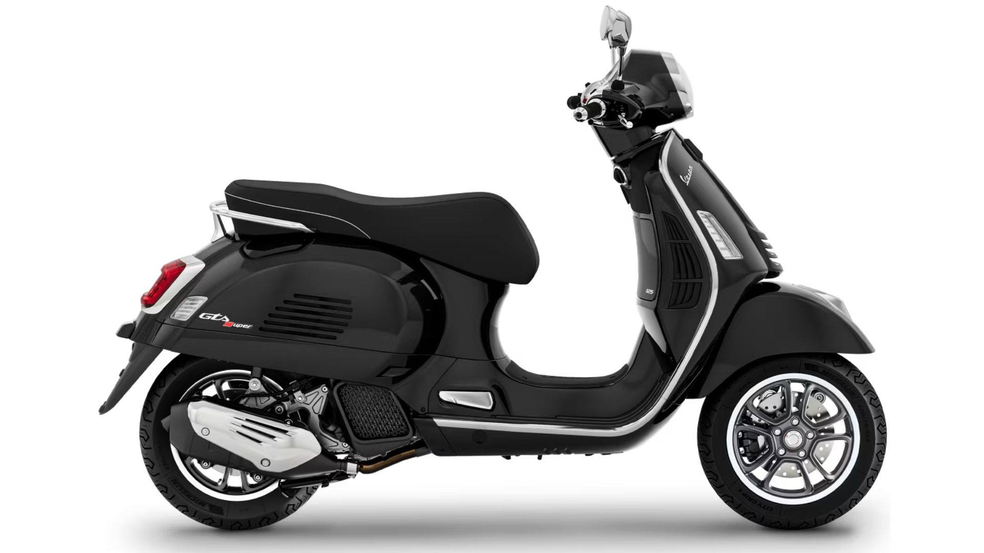 Sprednji pogled na Vespa GTS Super 125 z eleganco, športnim dizajnom in 12-palčnimi kolesi