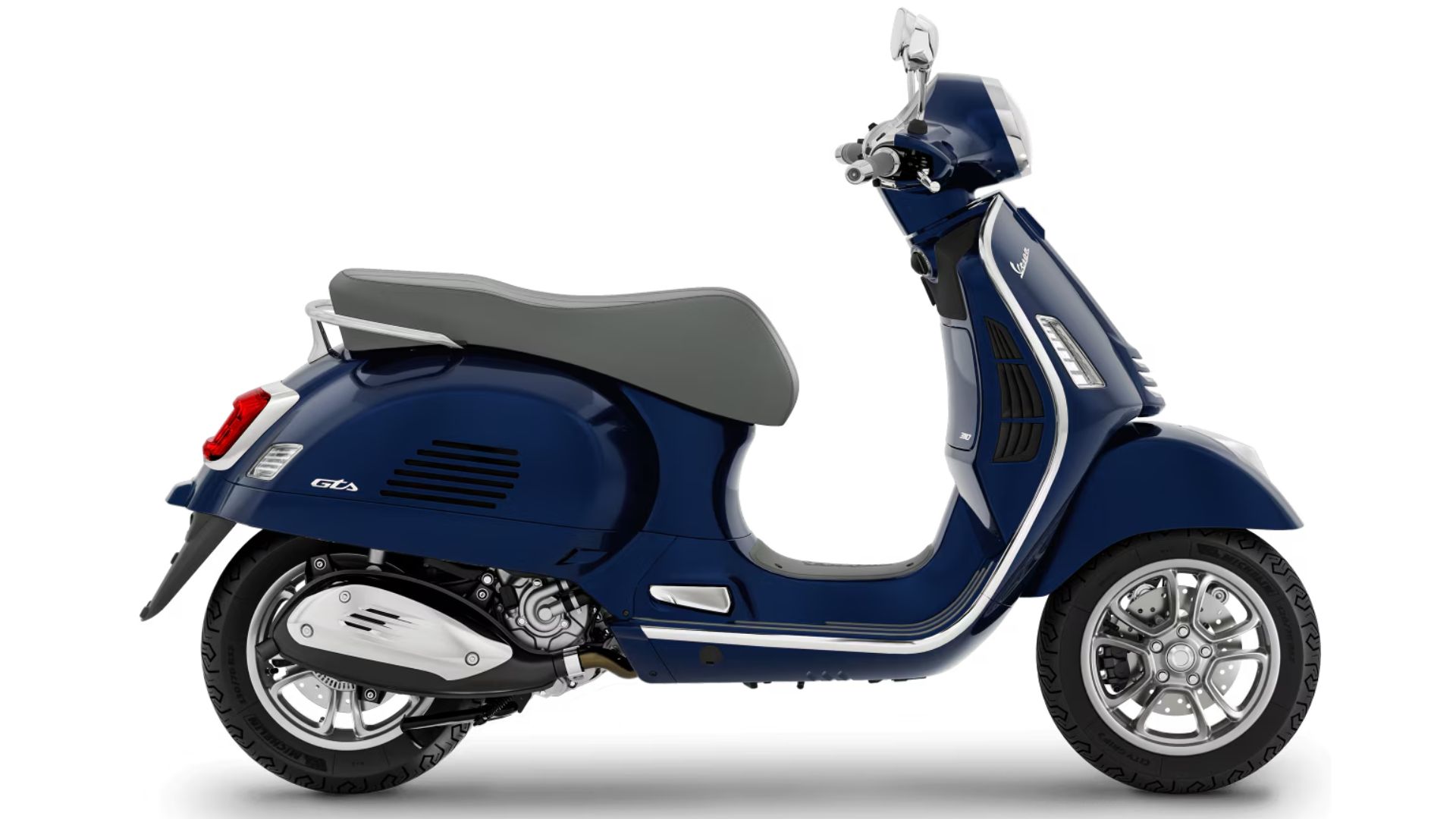 Stranski profil skuterja Vespa GTS v svetlo mint zeleni (pastelni) barvi, s sivim sedežem in litimi platišči, na belem ozadju.