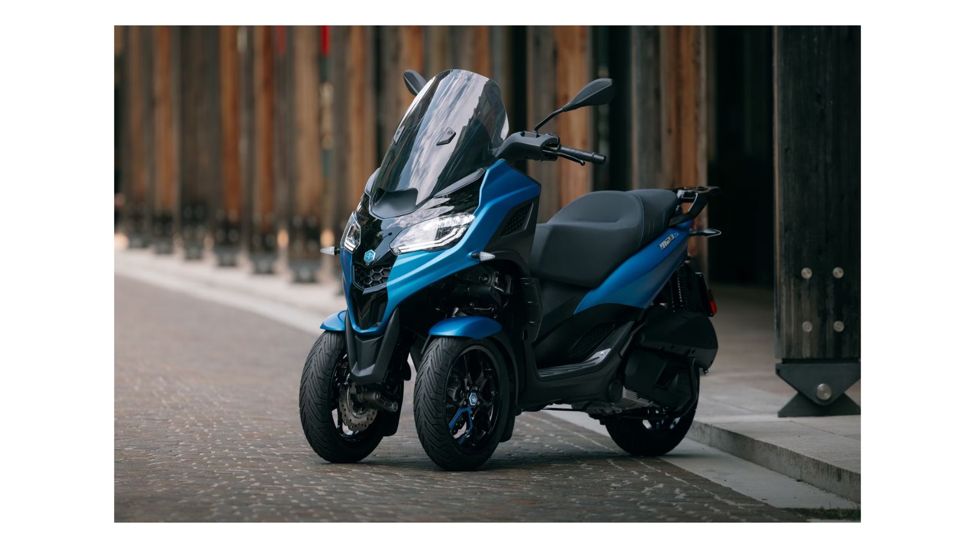 Piaggio MP3 Sport 310 z velikim vetrobranskim steklom in športnim dizajnom