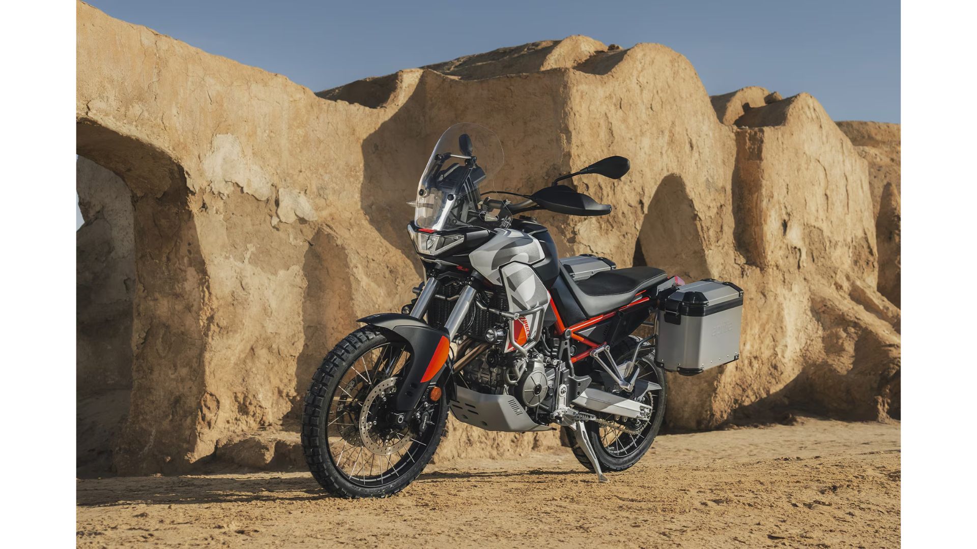 Pogled na kokpit in TFT-zaslon motocikla Aprilia Tuareg 660 z izpisom potovalnih podatkov ter digitalnimi kontrolami na krmilu.