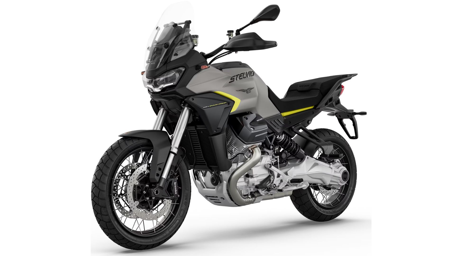 Povečava krmila in rezervoarja z napisom »STELVIO« ter orlom Moto Guzzi; v ozadju bel studio.