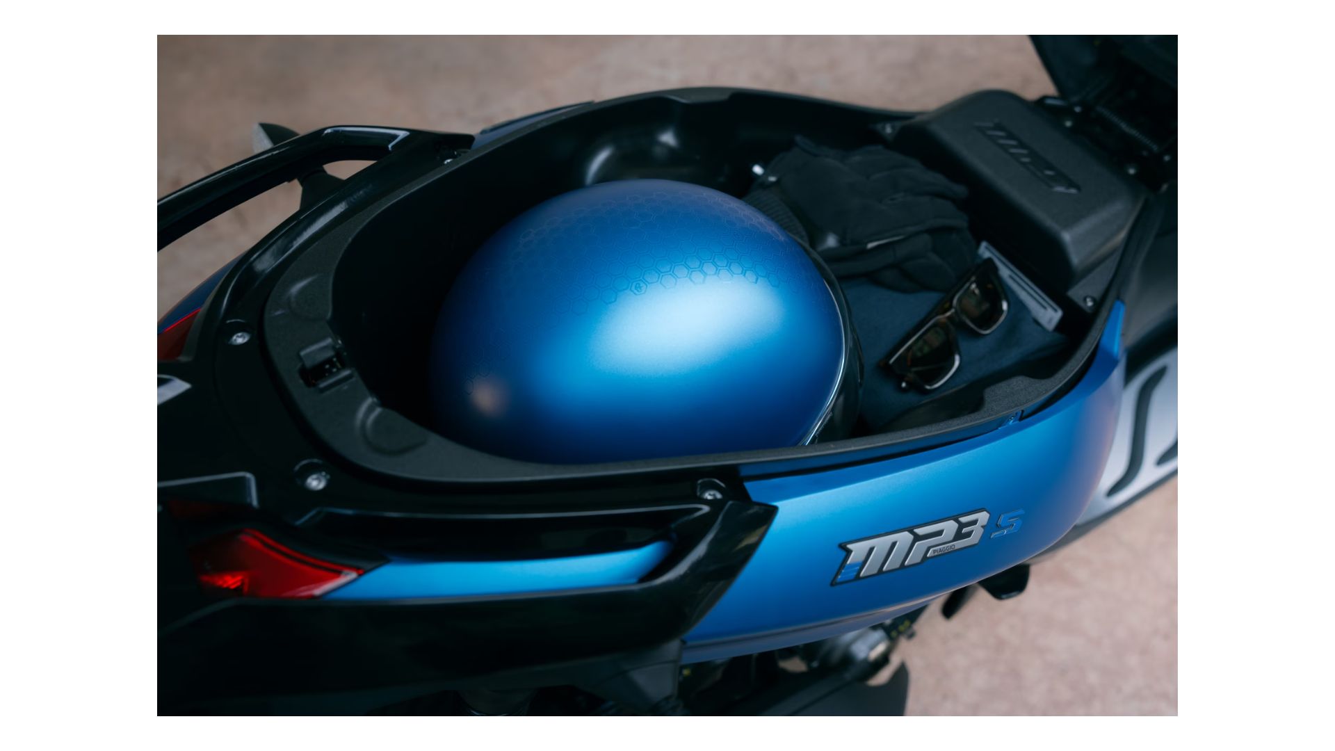 Piaggio MP3 Sport 310 s prostornim prostorom pod sedežem za motoristično čelado