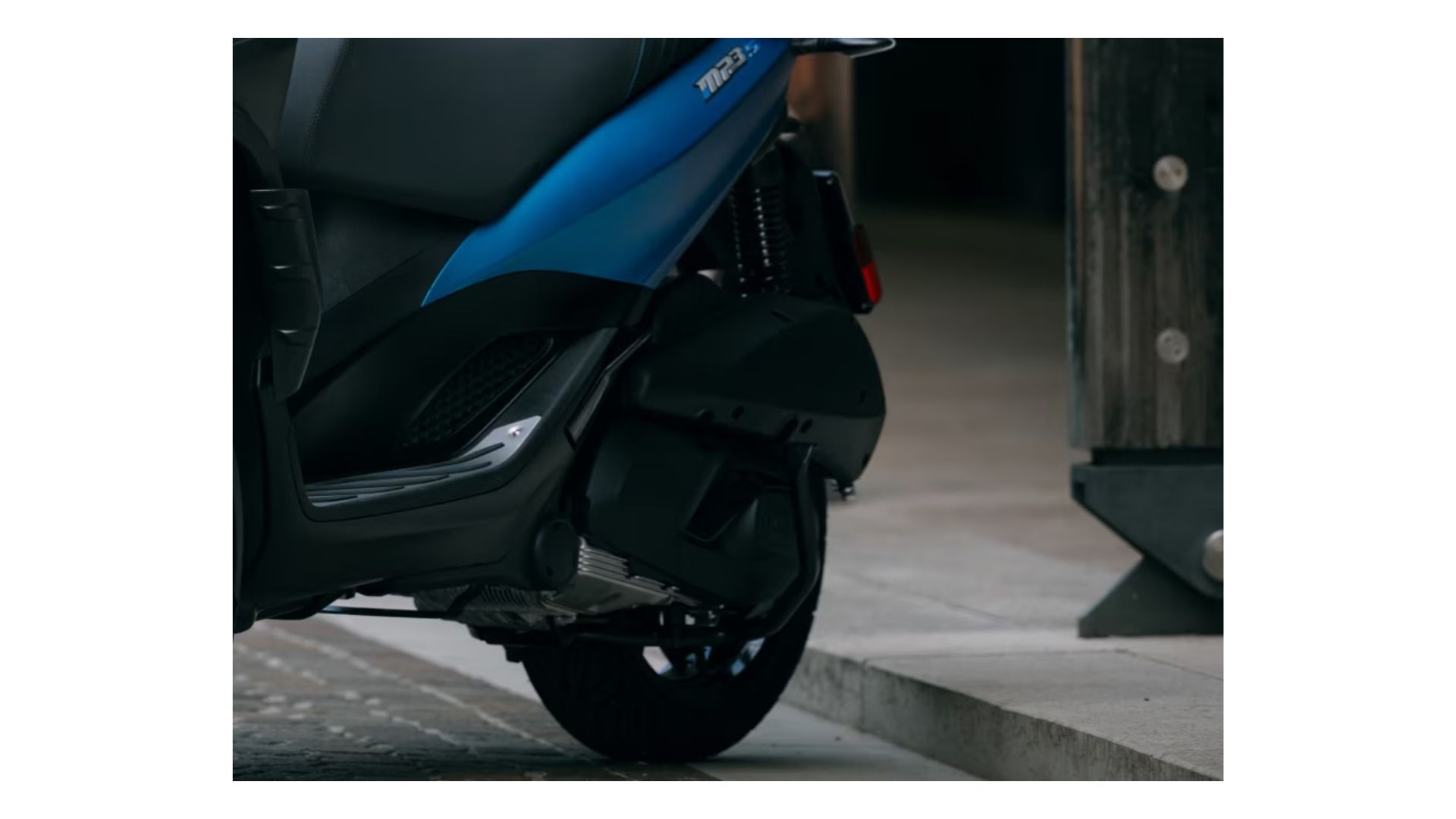 Piaggio MP3 Sport 310 z motorjem HPE in športnimi modrimi detajli
