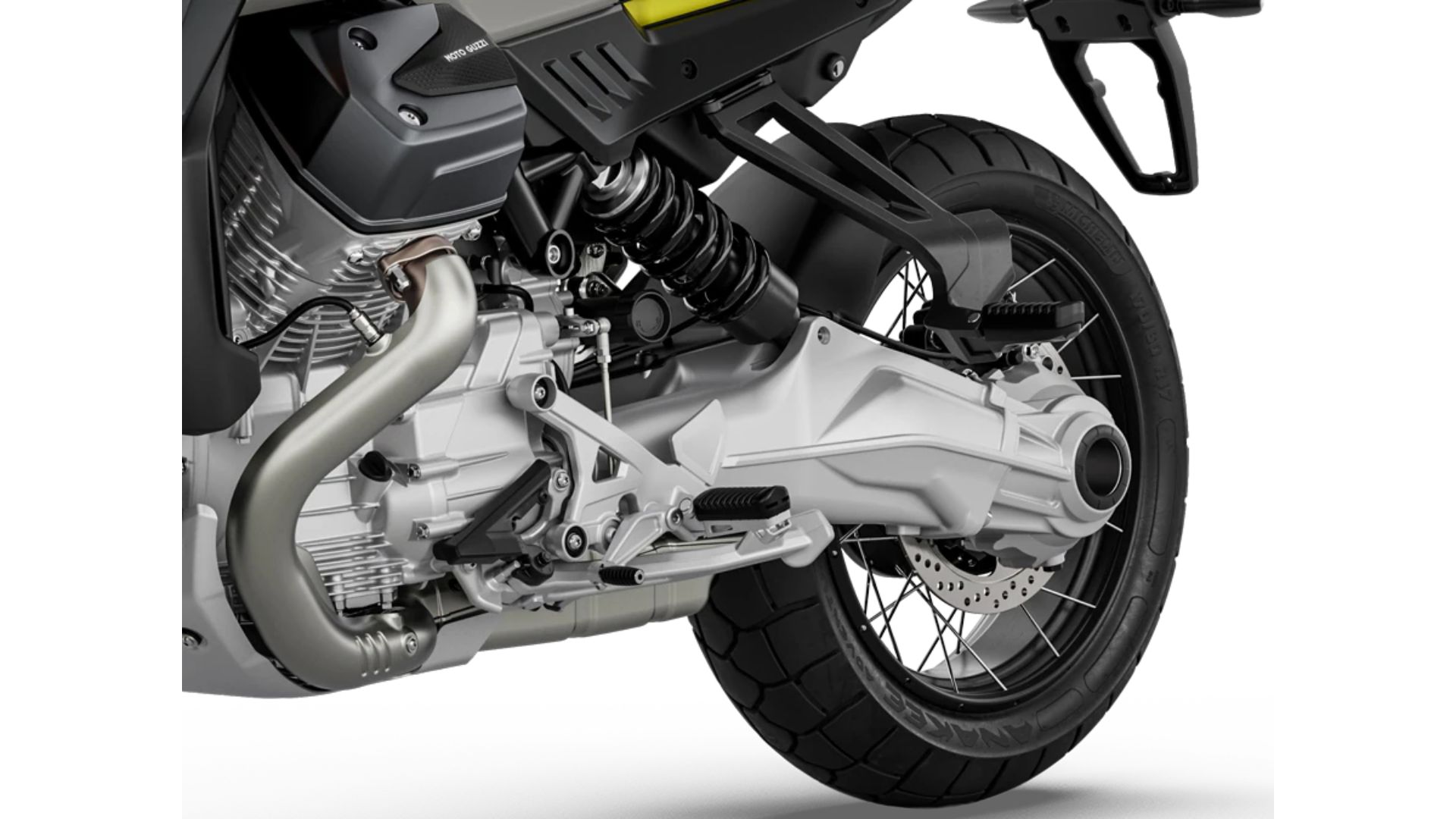 Moto Guzzi Stelvio, pogled od zadaj desno, parkiran ob gorskih vrhovih pod jasnim modrim nebom.