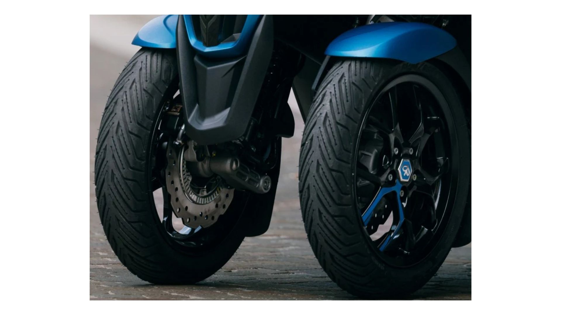 Piaggio MP3 Sport 310 s trikolesnim podvozjem in naprednim sistemom nagibanja