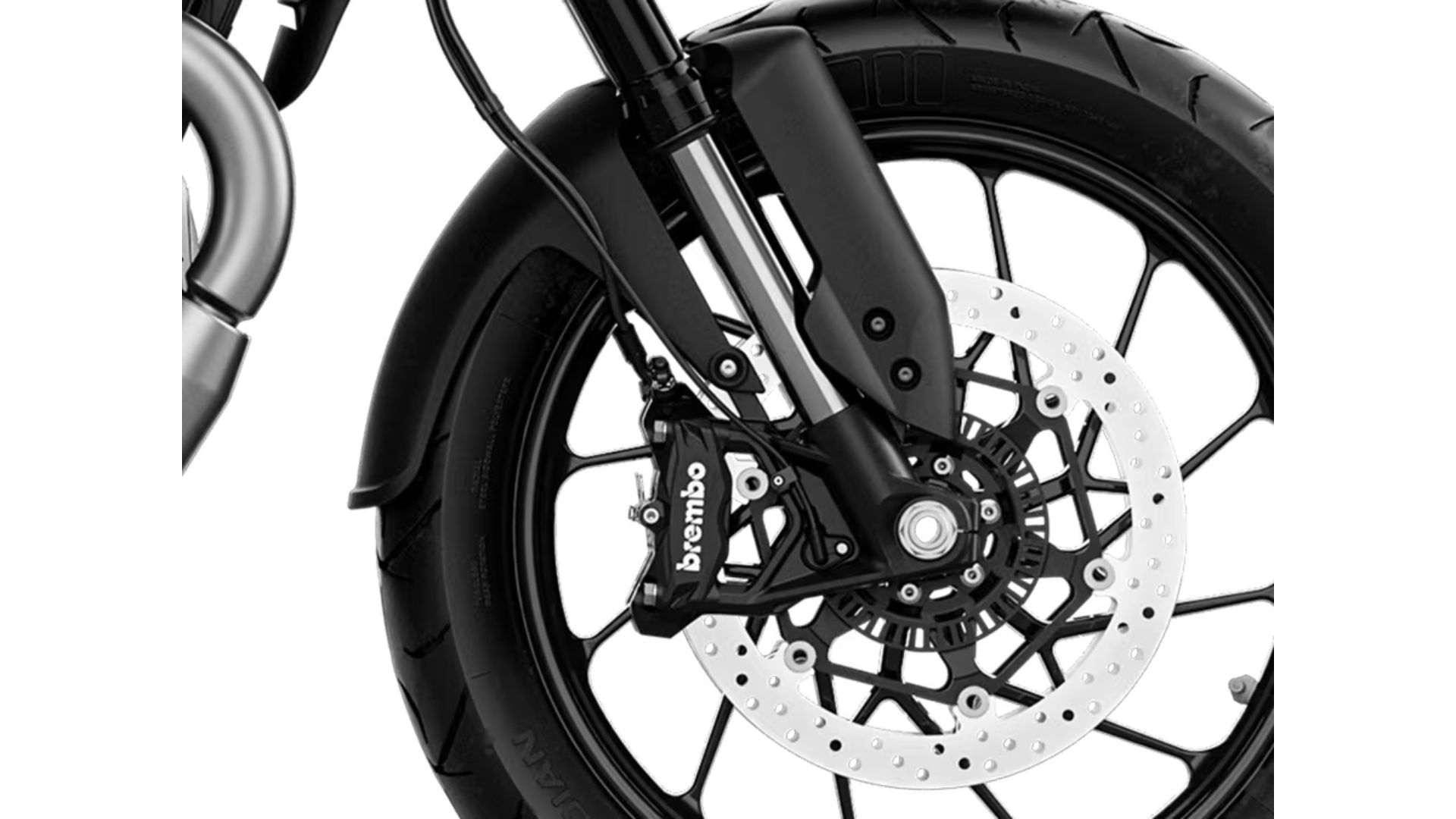 Detajl zadnjega dela motocikla Moto Guzzi V85 TT z aluminijastim izpušnim sistemom, zadnjo lučjo in diskovnimi zavorami, s terenom v ozadju.