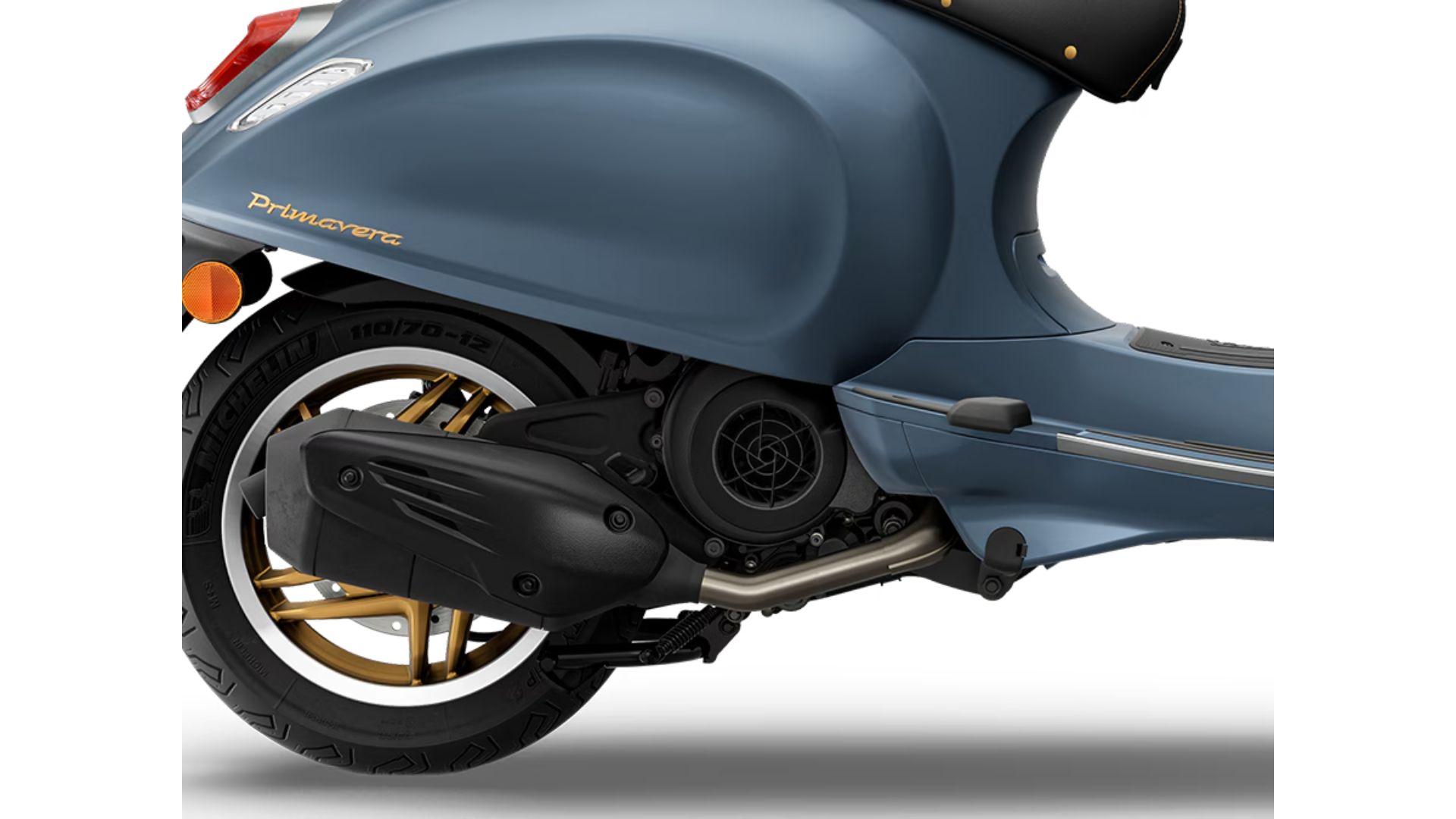 Detajl sedeža Vespa Primavera Officina 8 150 s kontrastnimi šivi.