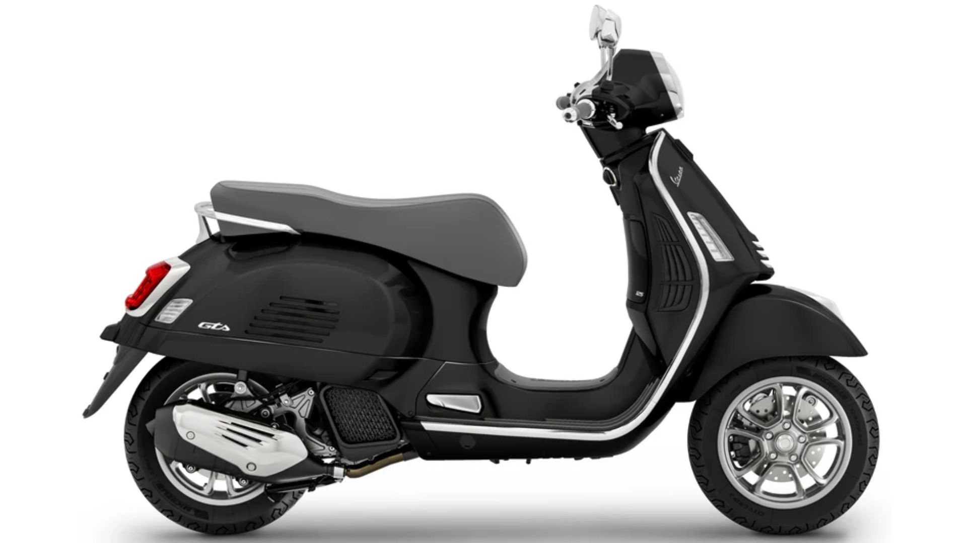 Desni stranski profil skuterja Vespa GTS 125 v sijajni črni barvi, s sivim sedežem, kromanimi obrobami, izpušno cevjo ter aluminijastimi platišči na beli podlagi.