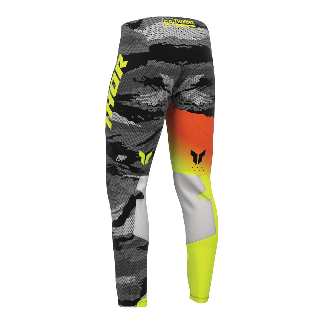 Motokros hlače Thor Sportmode Recon LE, prikazane s sprednje strani pod kotom, z izrazitim logotipom Thor in ojačanimi kolenskimi predeli.
