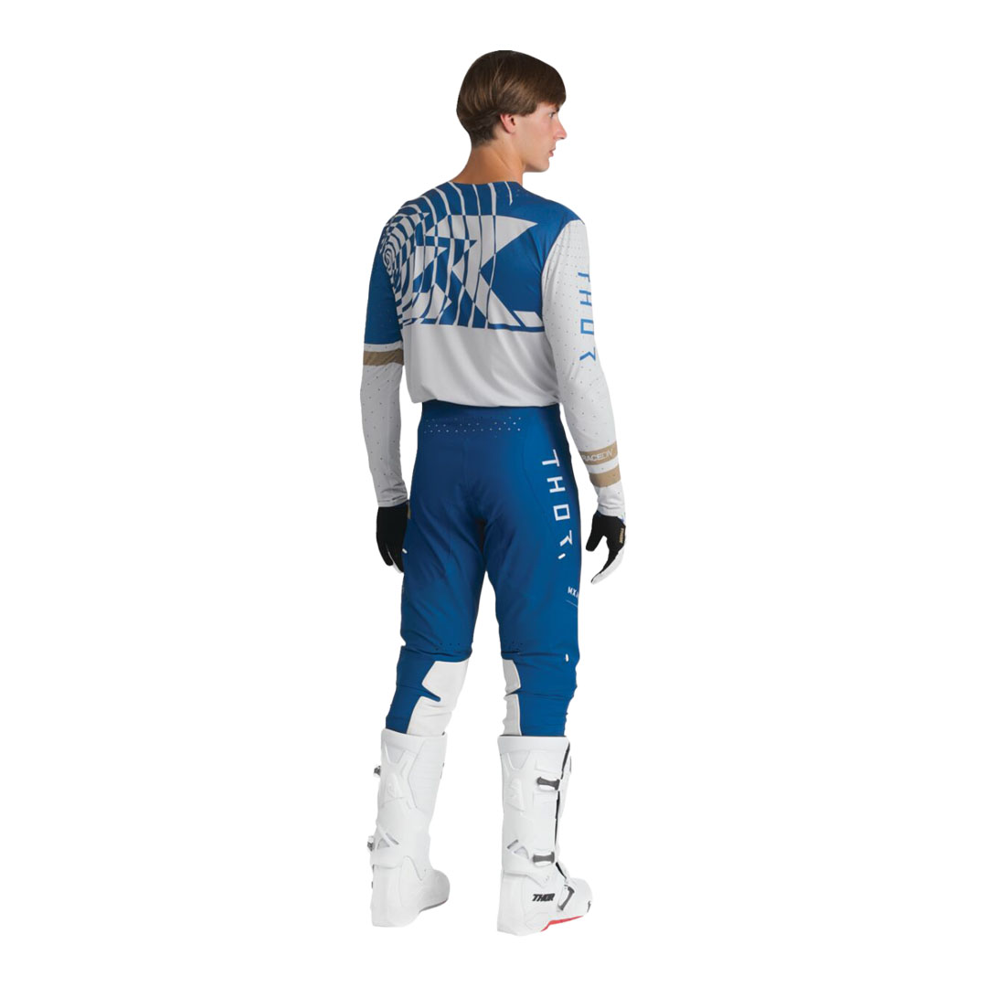 Rokavice THOR Sportmode v kombinaciji z modrimi motokros hlačami in belimi škornji
