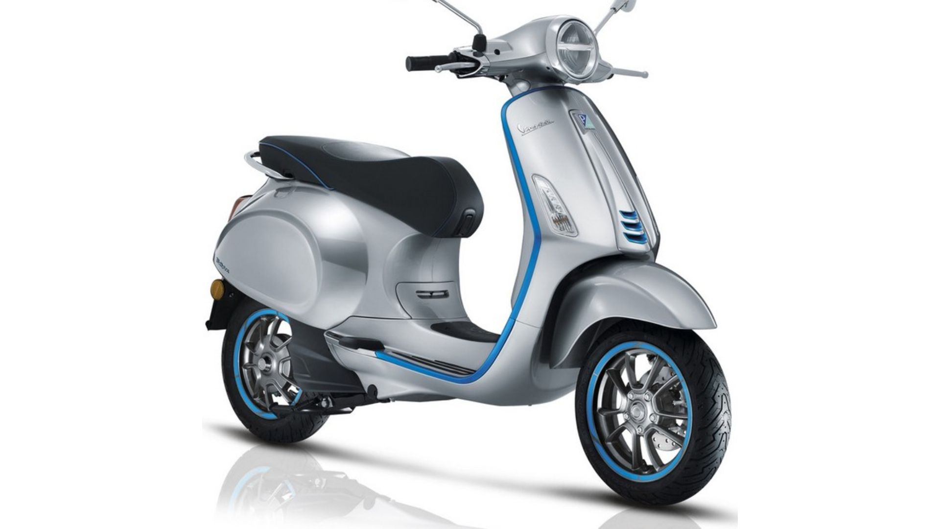 Sprednji pogled na električni skuter Vespa Elettrica 45