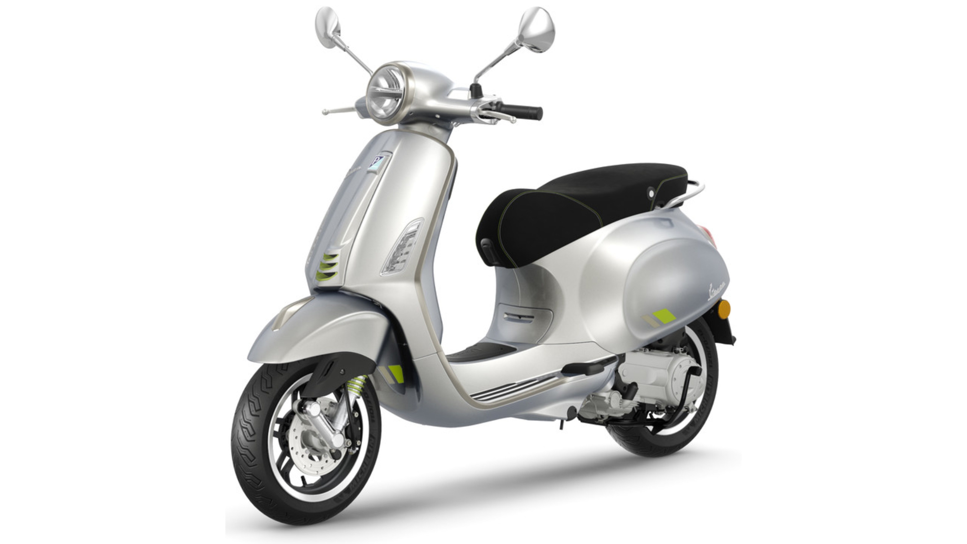 Temno modra Vespa Primavera v levem profilu na belem ozadju, črn sedež, kromirana ogledala in rumeno-sivi okrasni črti na boku.