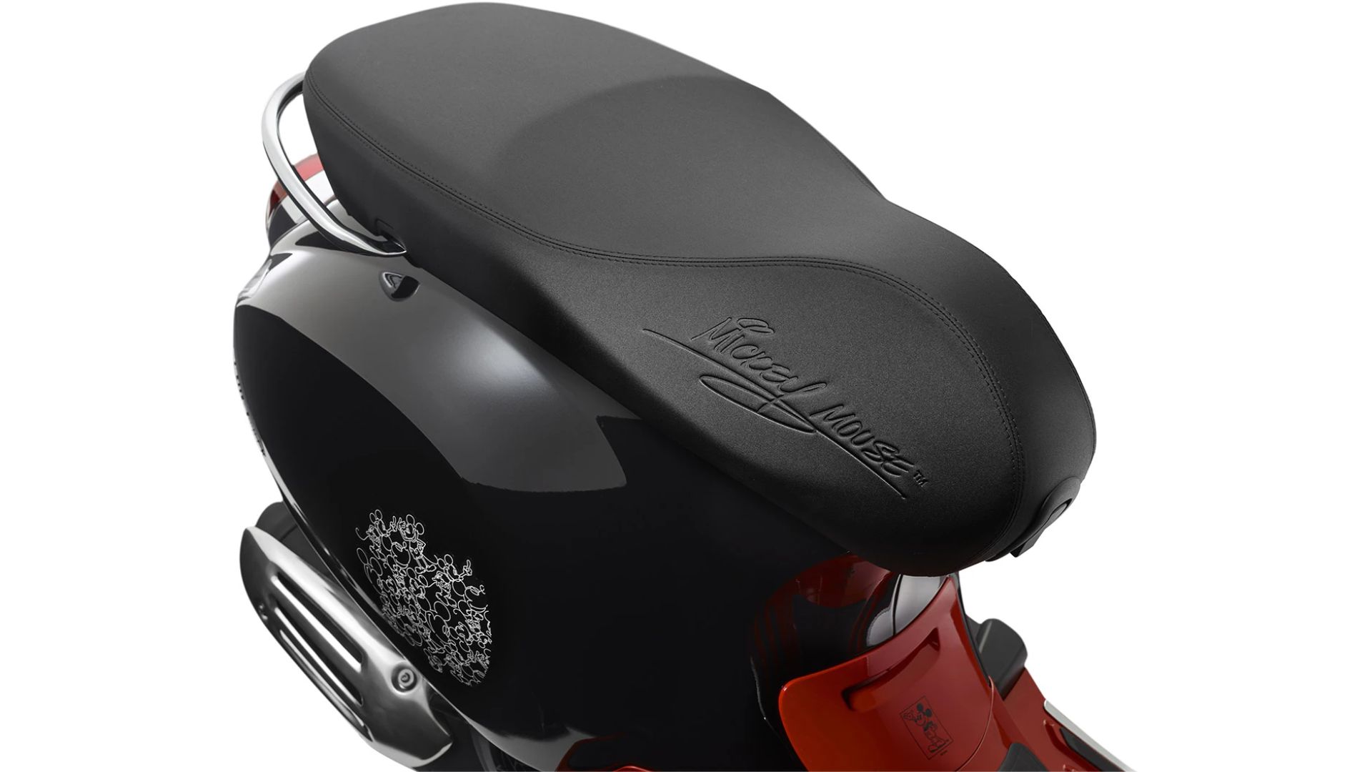 Detajl sedeža: Podpis Mickey Mouse na sedežu posebne izdaje Vespa Primavera