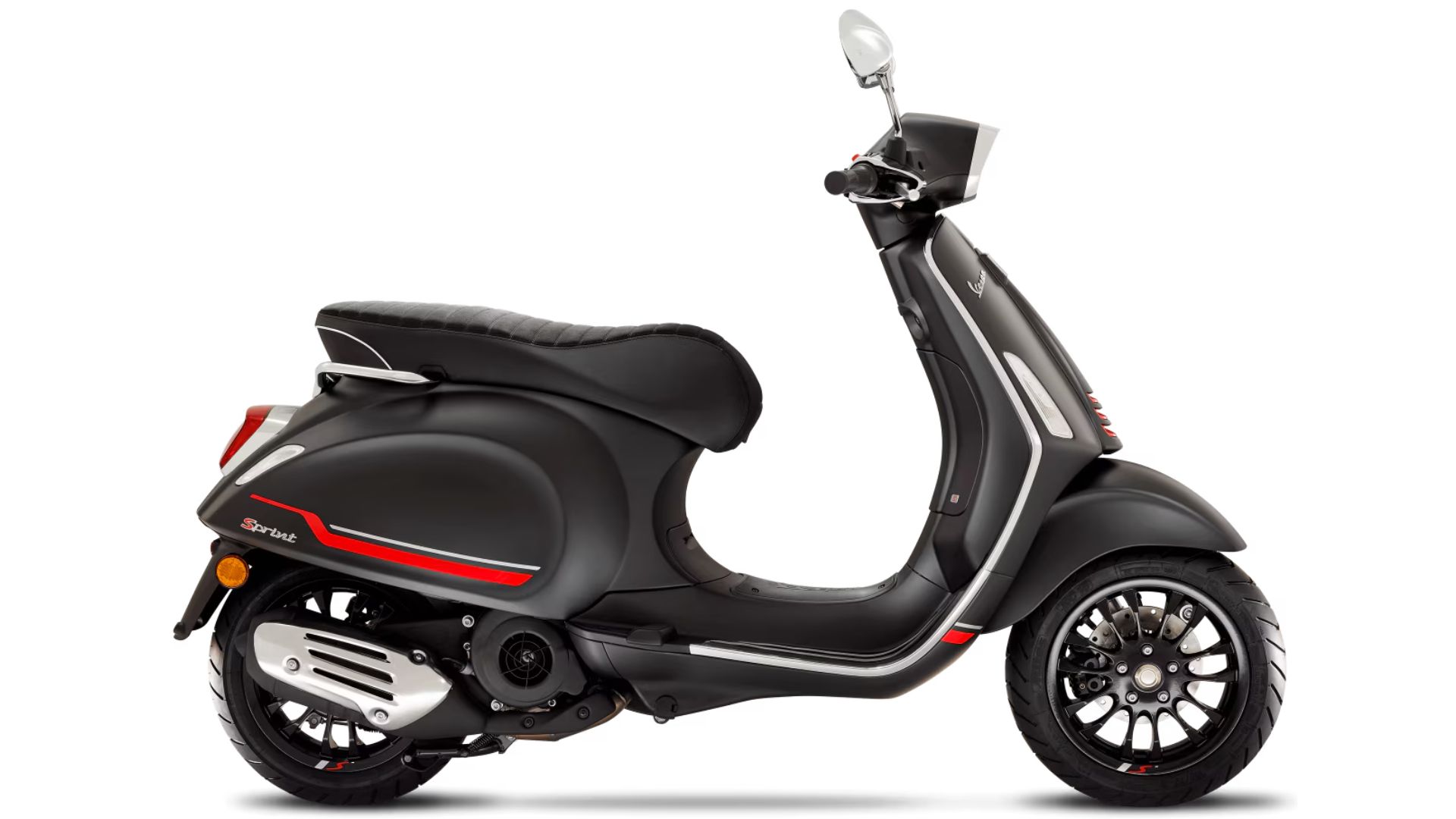 Stranski pogled na skuter Vespa Sprint v sivi barvi z rdečimi poudarki, ki prikazuje eleganten dizajn z modernim sedežem in črnimi kolesi z litimi platišči.