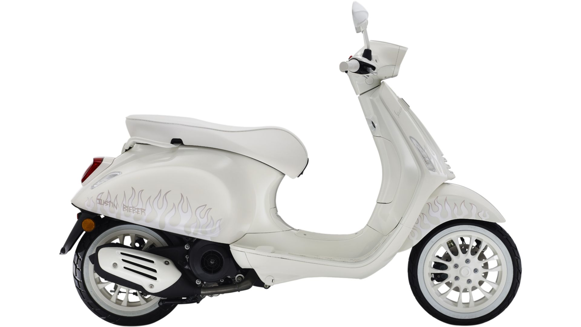 Pogled s strani: Bela Vespa Sprint 125 Justin Bieber – pogled s strani