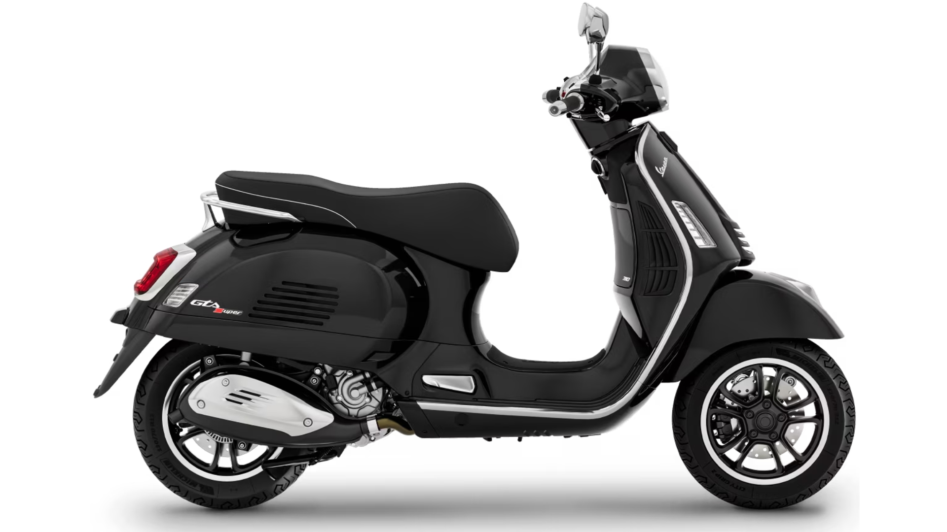 Pogled s strani: Vespa GTS Super 310 FaceLift – pogled s straniPogled od spredaj: Vespa GTS Super 310 FaceLift s kromiranimi poudarki