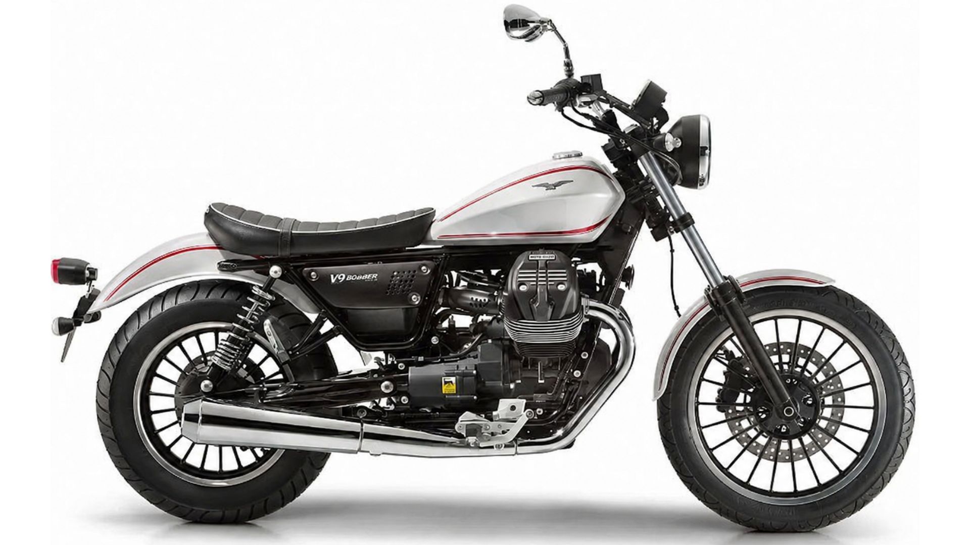 Pogled od spredaj: Moto Guzzi V9 Roamer s potovalnim vetrobranom in 19-palčnim sprednjim kolesomPogled od zadaj: Moto Guzzi V9 Roamer – pogled od zadaj