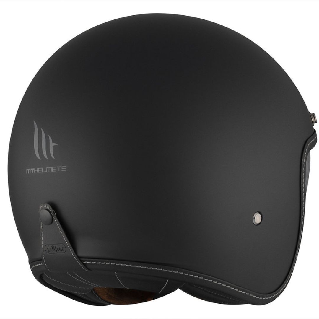 Mt Helmets Le Mans 2 SV prikazana na motorističnem srečanju