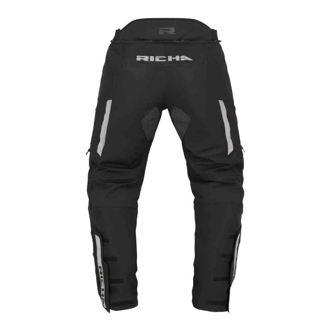 "Ventilacijski paneli s Fidlock kopčama na Richa Infinity 3 Pro motociklističkim hlačama"