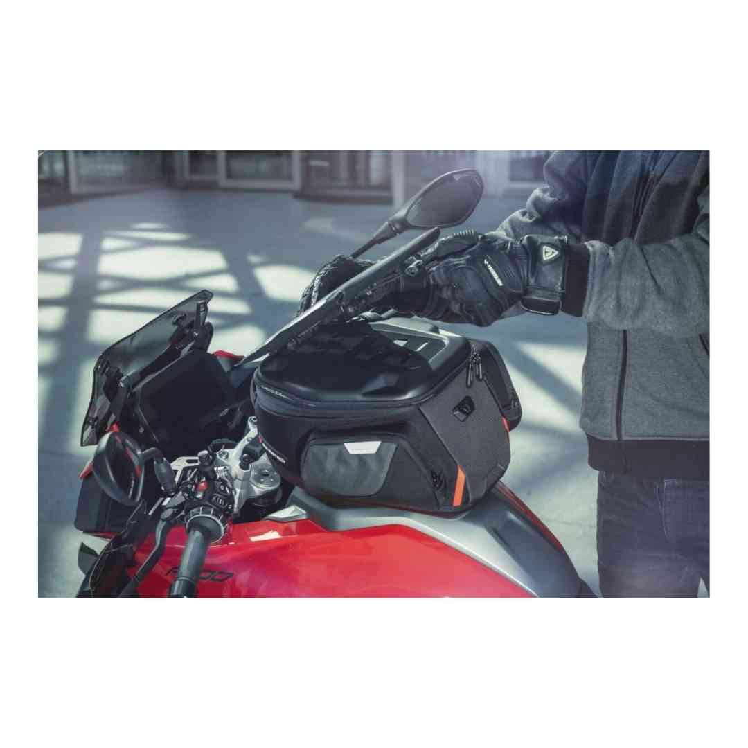 SW-Motech Tablet-Drybag pritrjen na MOLLE sistem tank torbe