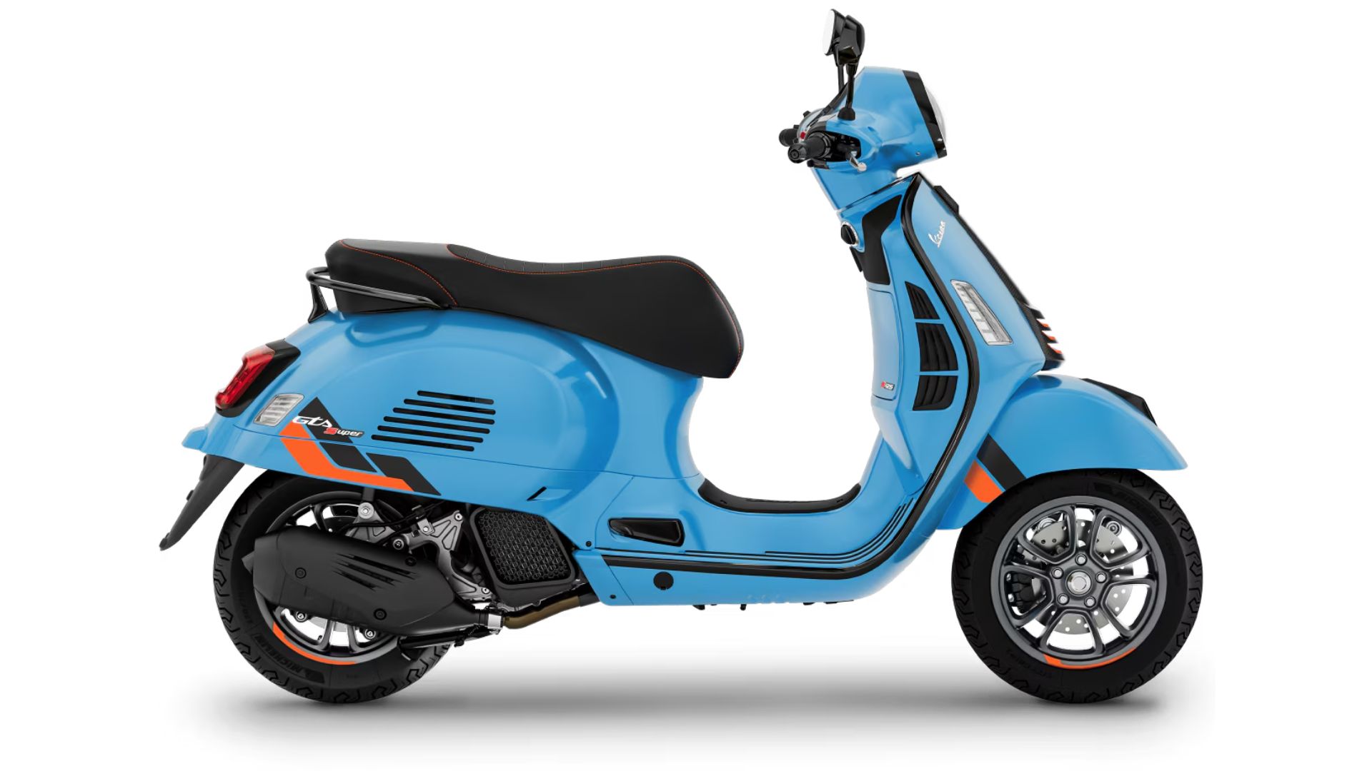 Sprednji pogled na Vespa GTS SuperSport 125 z dinamičnim dizajnom in visokokakovostnimi komponentami.