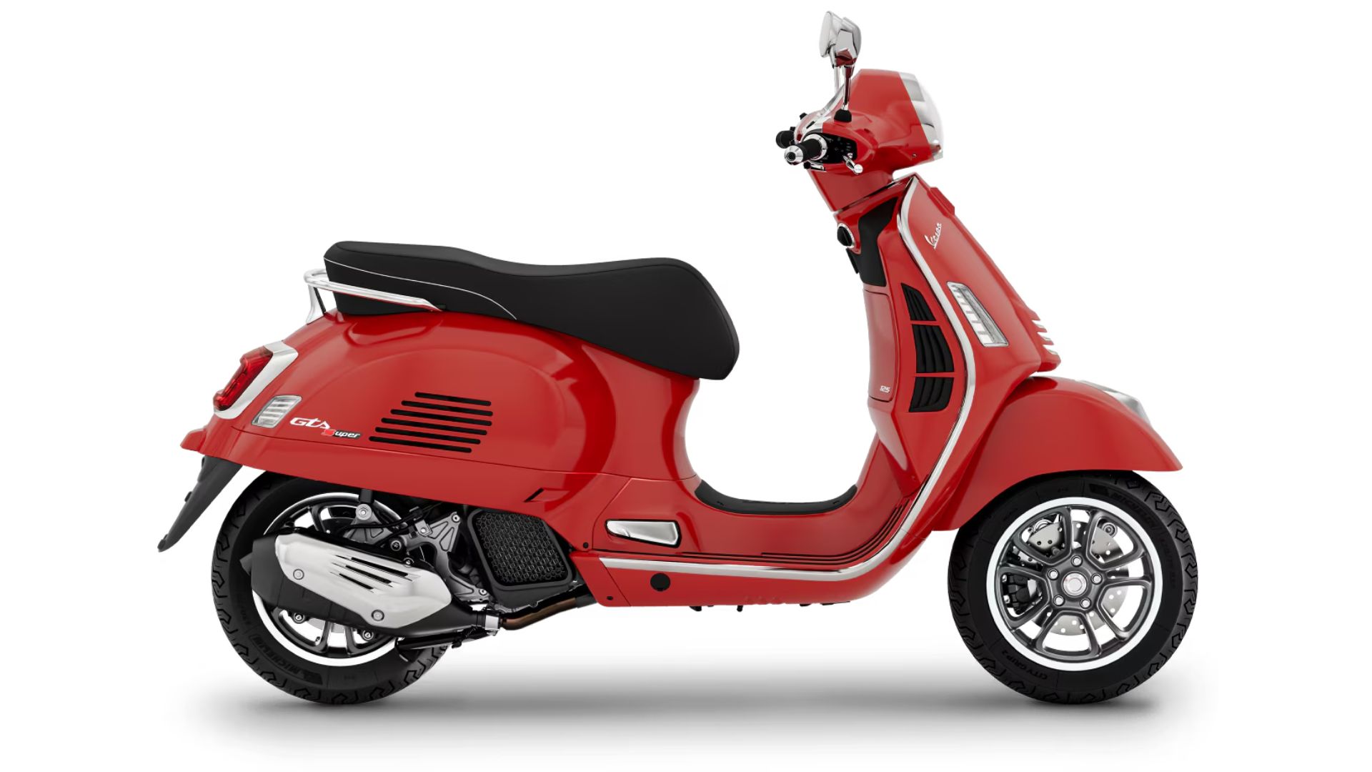Sprednji pogled na Vespa GTS Super 125 z eleganco, športnim dizajnom in 12-palčnimi kolesi