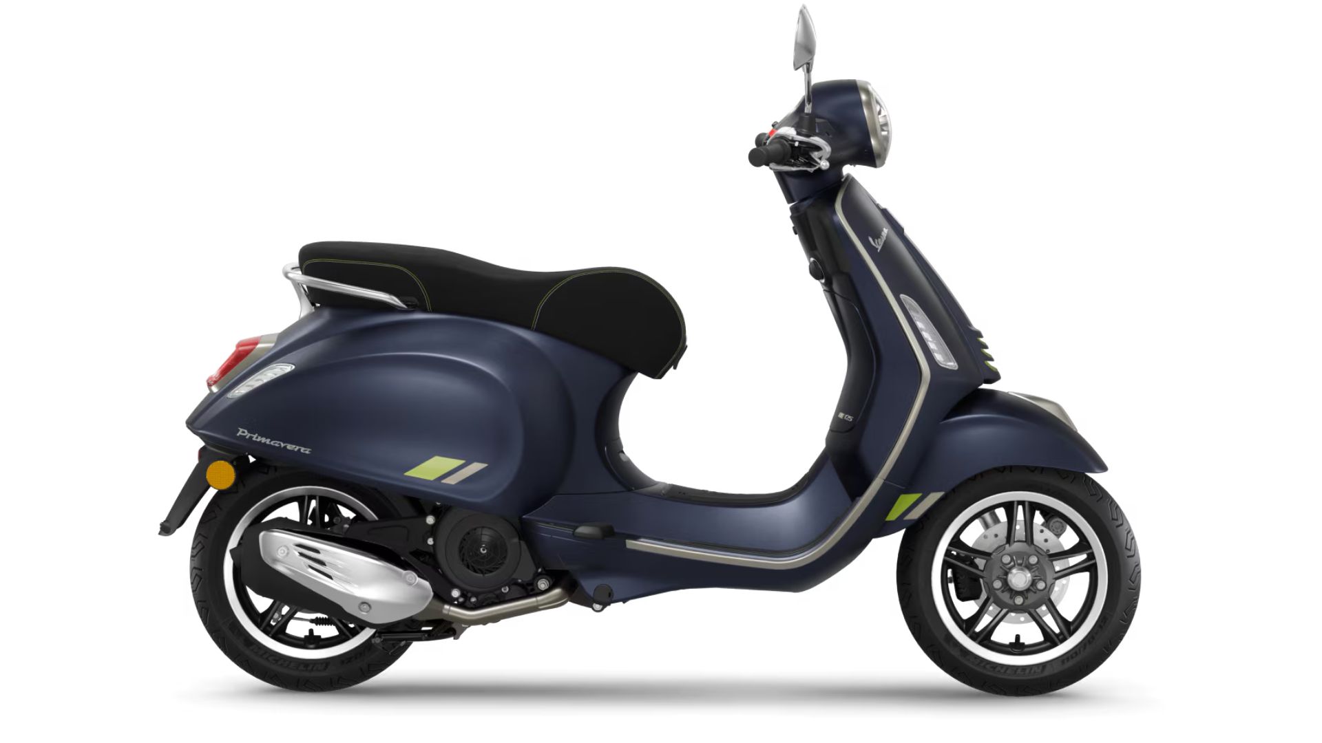 Sprednji pogled na Vespa Primavera Tech 125 z dinamičnimi linijami in modernim dizajnom
