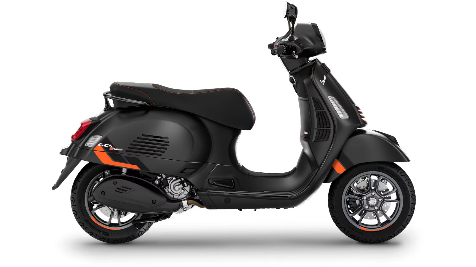 Vespa GTS SuperSport 310 v mat in sijoči barvi s karbonskimi vložki in sijajnimi črnimi zaključki