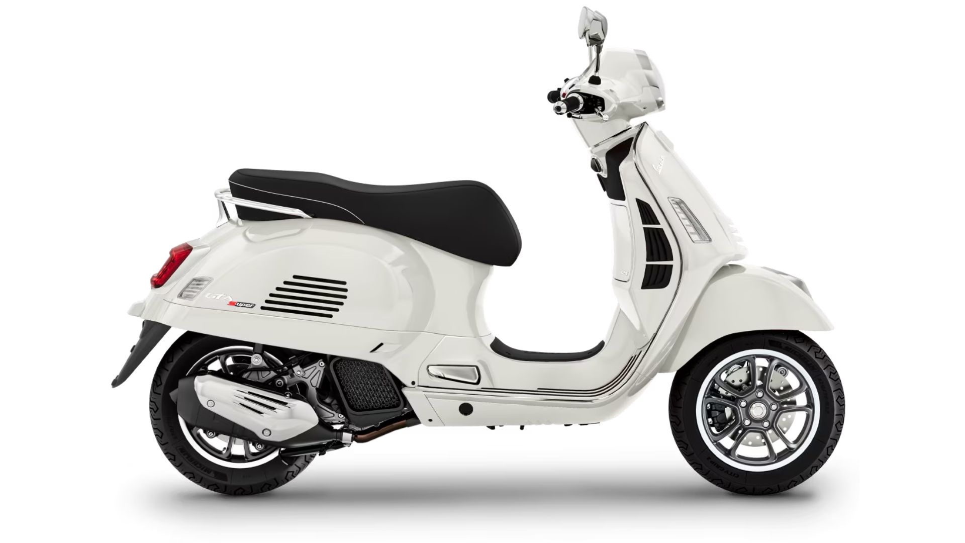 Sprednji pogled na Vespa GTS Super 125 z eleganco, športnim dizajnom in 12-palčnimi kolesi