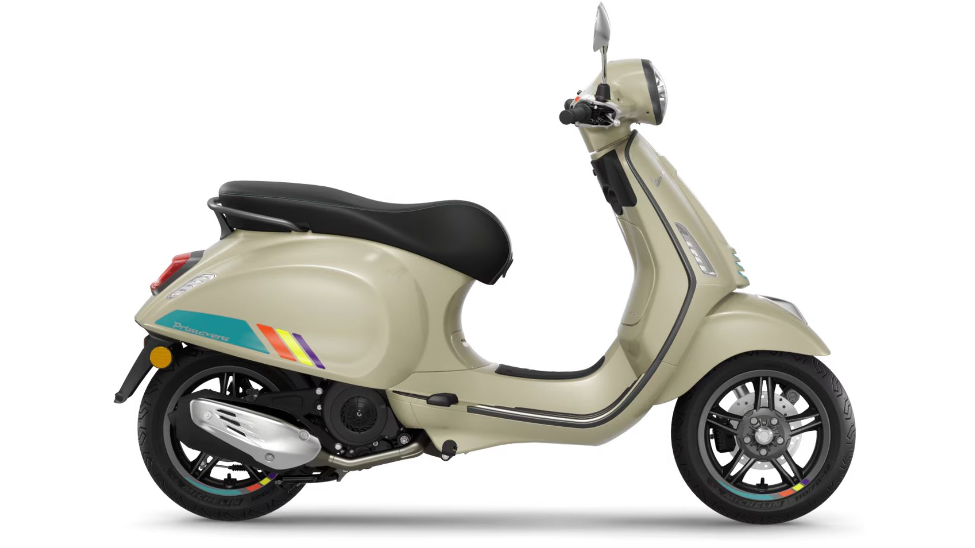 Vespa Primavera S 125 v Bež barvi z eleganco kromiranih detajlov.