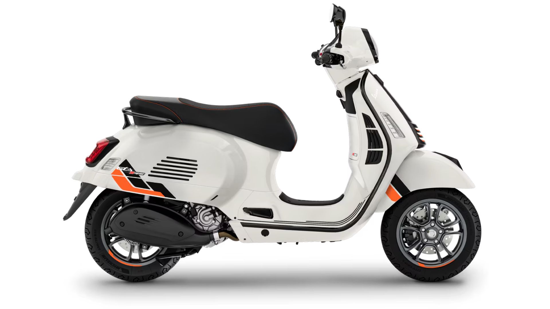 Vespa GTS SuperSport 310 v mat in sijoči barvi s karbonskimi vložki in sijajnimi črnimi zaključki