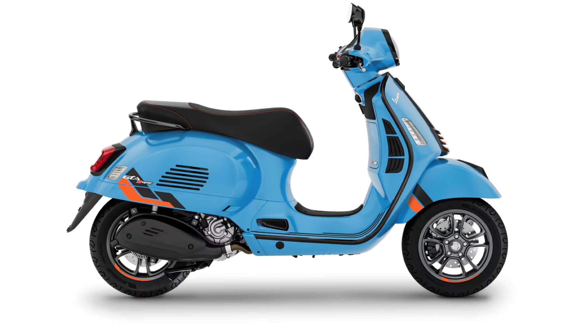 Vespa GTS SuperSport 310 v mat in sijoči barvi s karbonskimi vložki in sijajnimi črnimi zaključki