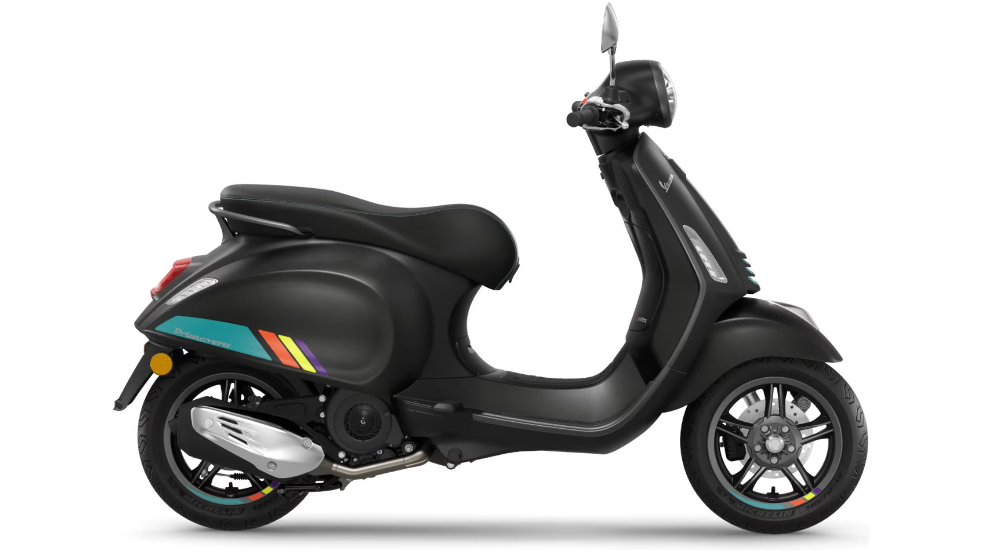 Vespa Primavera S 125 v Mat črni barvi z eleganco kromiranih detajlov.